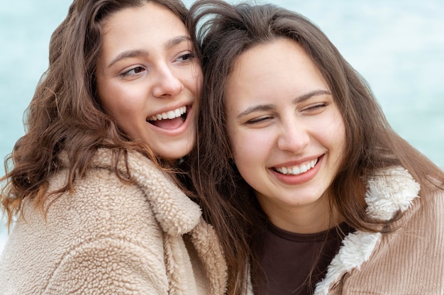 Kostenloses Foto schließen sie glückliche frauen im freien