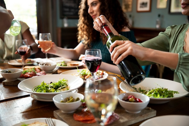 Kostenloses Foto schließen sie glückliche freunde, die auswärts essen