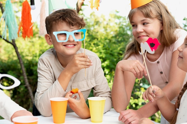 Schließen Sie glückliche Kinder auf der Geburtstagsfeier