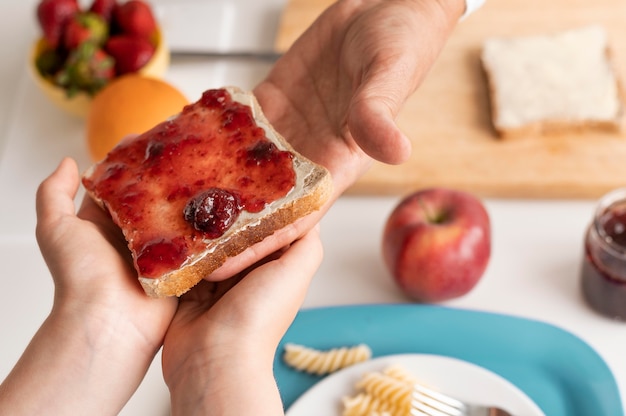 Schließen Sie Hände, die Brotscheibe halten