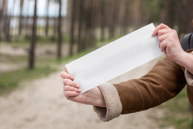 Schließen Sie Hände, die Papierstück halten