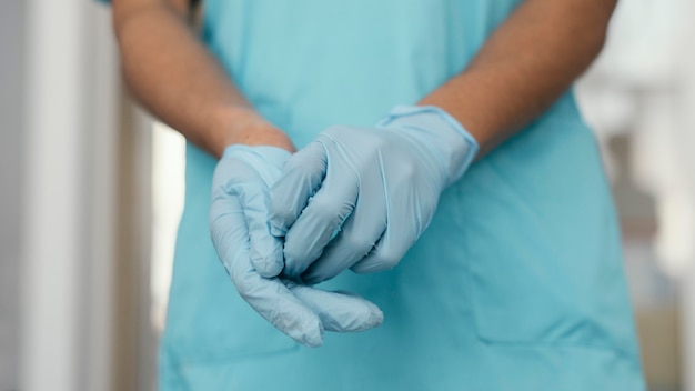 Schließen Sie Hände mit Handschuhen