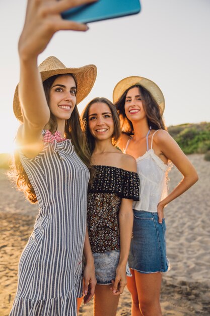 Schließen Sie herauf Ansicht der Freunde, die ein selfie am Strand nehmen