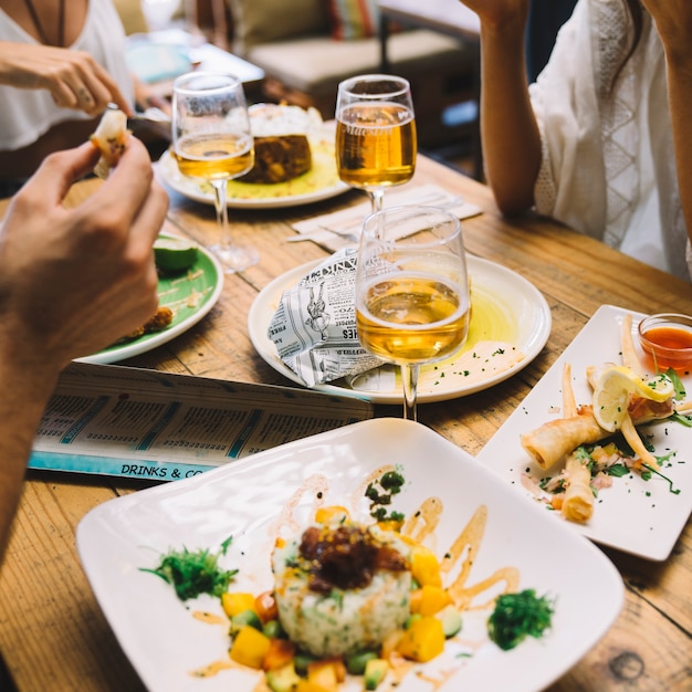 Schließen Sie herauf Ansicht der Freunde, die essen