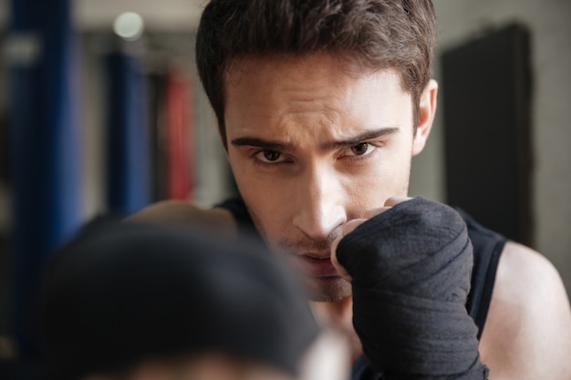 Schließen Sie herauf Ansicht des Boxers, der Übung im Fitnessstudio tut
