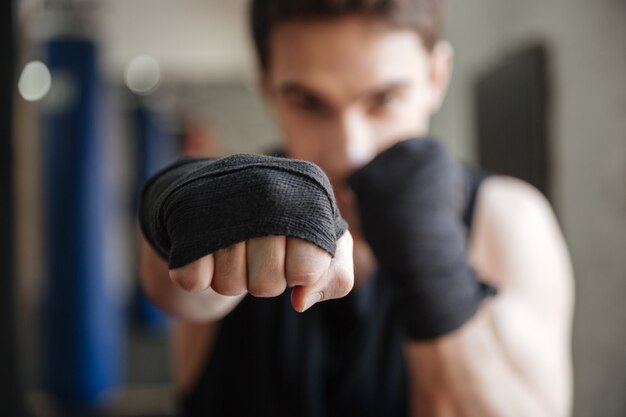 Schließen Sie herauf Ansicht des jungen Boxers, der Übung im Fitnessstudio tut
