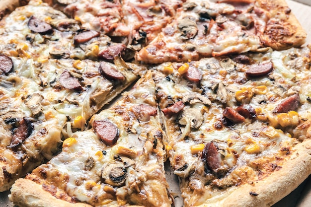 Schließen Sie herauf appetitlichen Pizzascheiben-Lebensmittelhintergrund