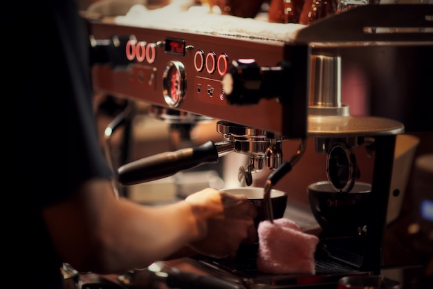 Schließen Sie herauf Barista, der Cappuccino, der Barmixer macht, der Kaffeegetränk zubereitet