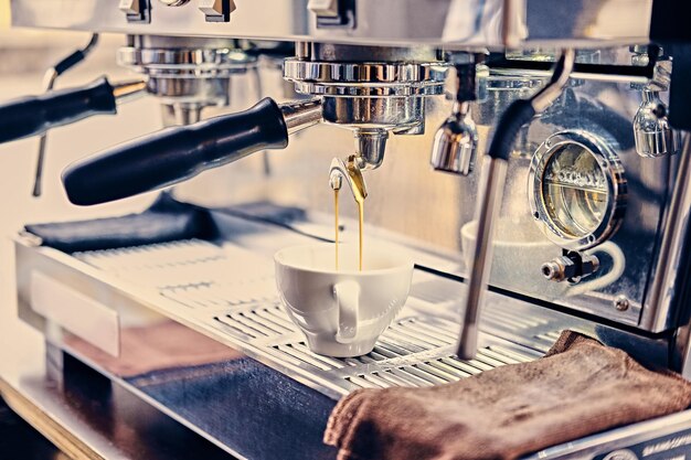 Schließen Sie herauf Bild der professionellen rostfreien Kaffeemaschine.