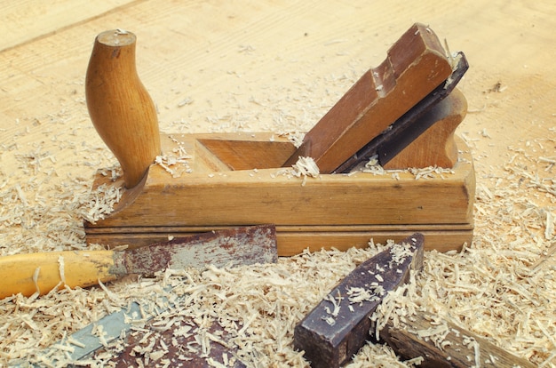 Schließen Sie herauf Bild von Meißel- und Tischlerwerkzeugen, die für Holzarbeiten verwendet werden