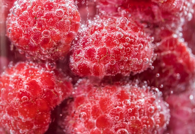 Schließen Sie herauf Bündel frische Himbeeren