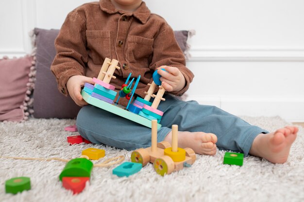 Schließen Sie herauf das Kind, das mit pädagogischem Spielzeug spielt