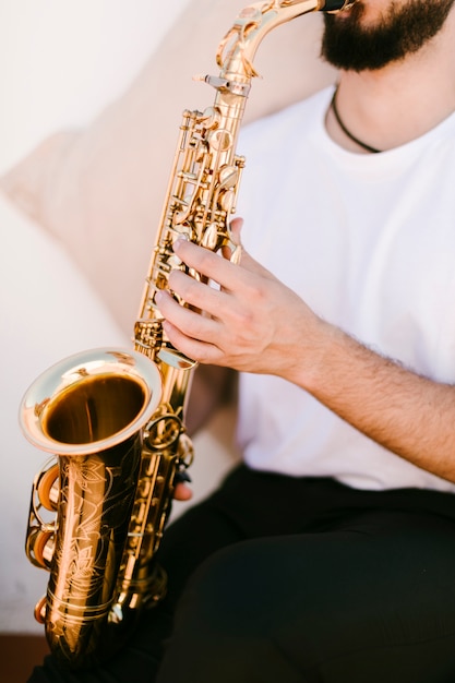 Schließen Sie herauf den Musiker, der Saxophon spielt