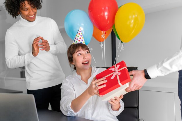 Schließen Sie herauf die Frau, die Geschenk empfängt