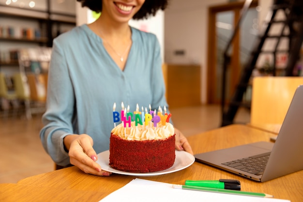 Schließen Sie herauf die Frau, die Kuchenplatte hält