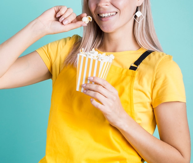 Schließen Sie herauf die Frau, die Popcorn isst