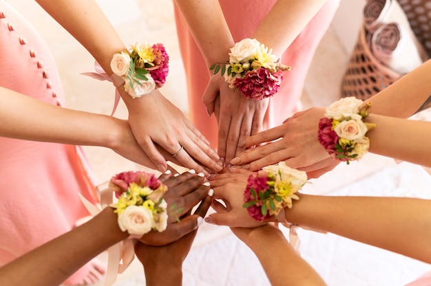 Schließen Sie herauf die Frauen, die schöne Blumen tragen