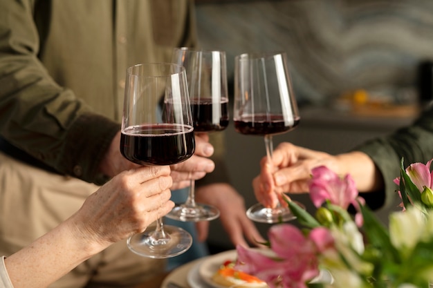 Schließen Sie herauf die Hände, die Gläser mit Wein halten