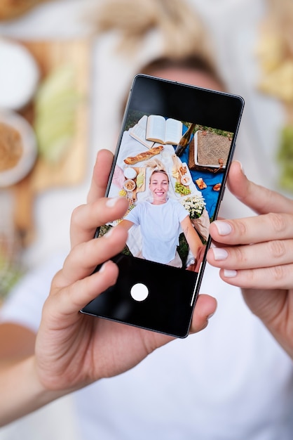 Schließen Sie herauf die Hände, die Telefon halten