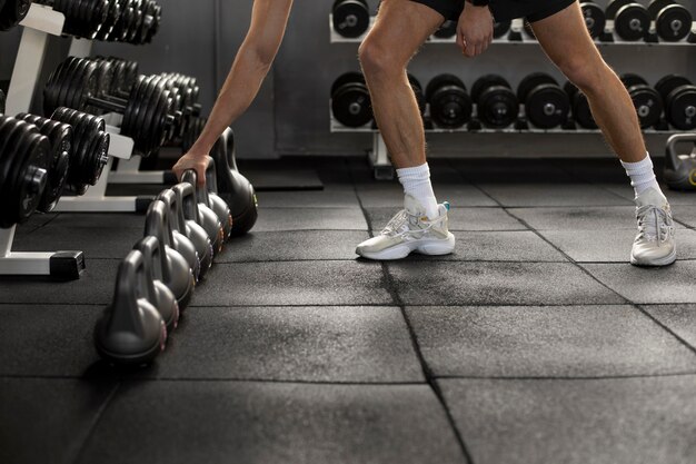 Schließen Sie herauf die Hand, die Kettlebell nimmt