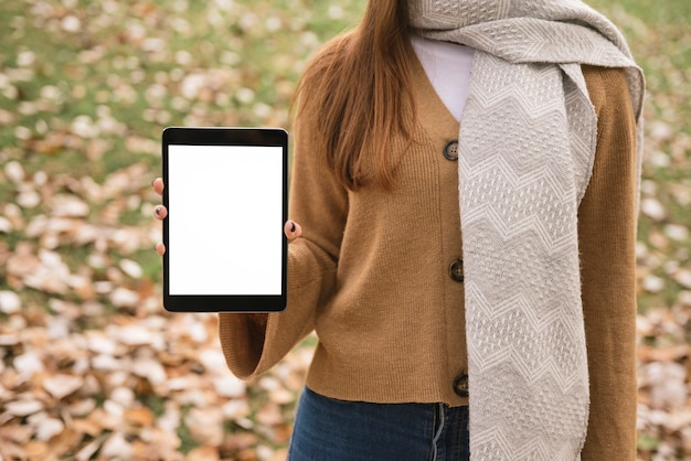 Kostenloses Foto schließen sie herauf die junge frau, die in der hand tablette hält