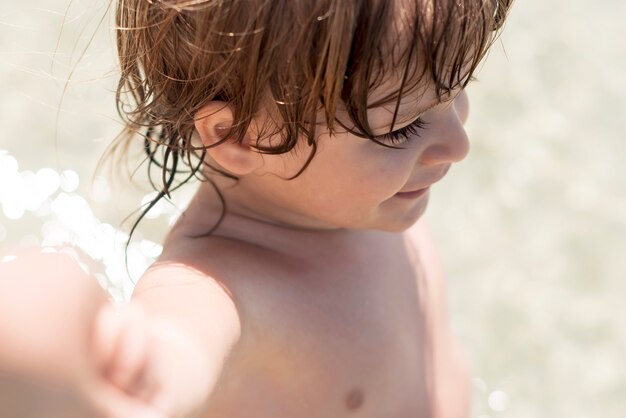 Schließen Sie herauf Draufsichtkind am Strand