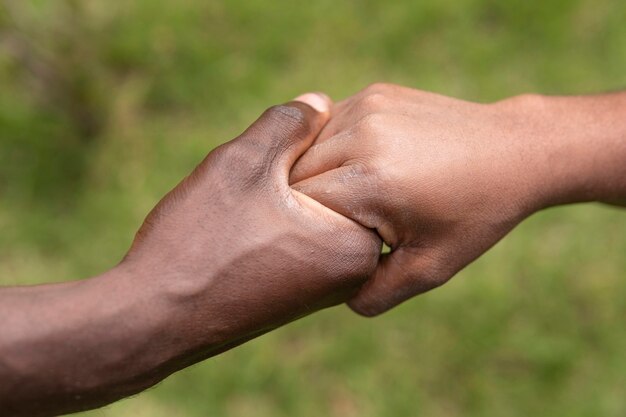 Schließen Sie herauf erwachsene Hand, die Kinderhand hält