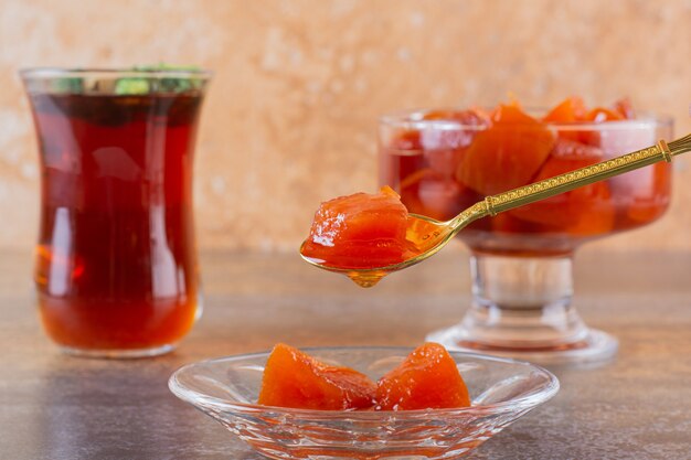 Schließen Sie herauf Foto der hausgemachten Marmelade mit duftendem Tee