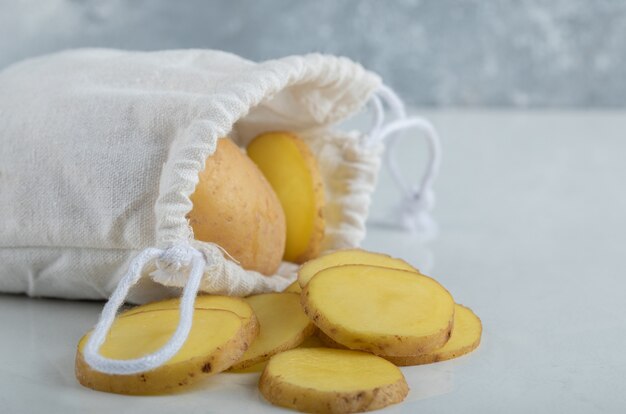 Schließen Sie herauf Foto von geschnittenen oder ganzen Kartoffeln und Chili-Pfeffer.