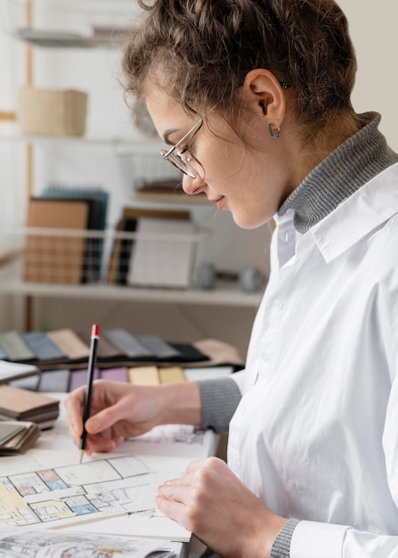 Schließen Sie herauf Frau, die am Projekt arbeitet