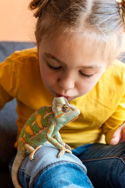 Schließen Sie herauf Frau, die Chamäleon küsst