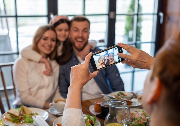 Schließen Sie herauf Frau, die Fotos mit Telefon macht