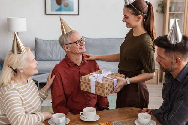 Schließen Sie herauf Frau, die Geschenk hält