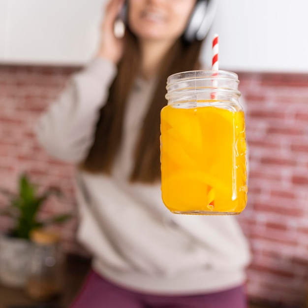 Schließen Sie herauf Frau, die Getränk hält