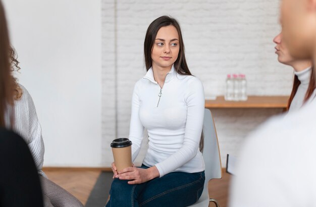 Schließen Sie herauf Frau, die Kaffeetasse hält