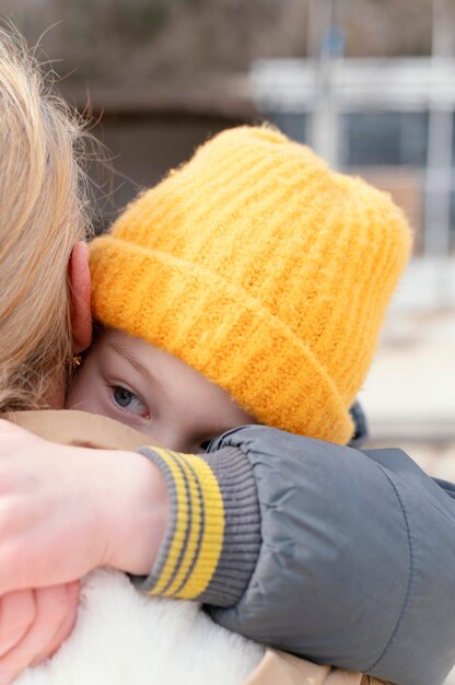 Schließen Sie herauf Frau, die Kind hält