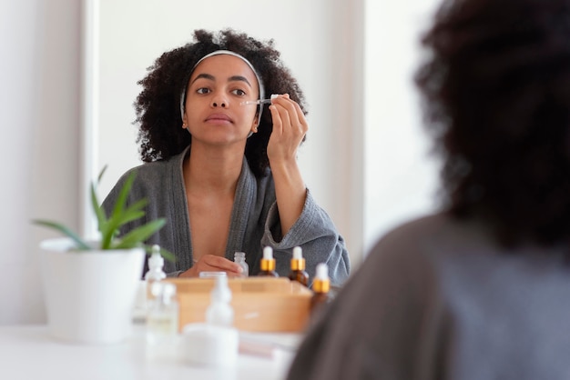 Schließen Sie herauf Frau, die Serum anwendet