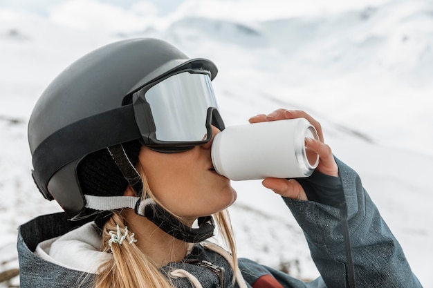 Kostenloses Foto schließen sie herauf frau, die soda trinkt