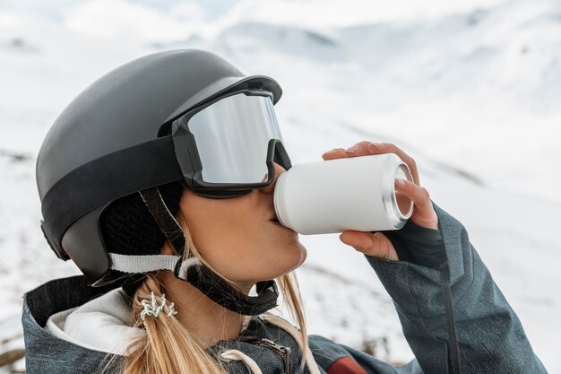 Schließen Sie herauf Frau, die Soda trinkt