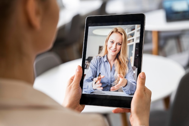 Schließen Sie herauf Frau, die Tablette hält