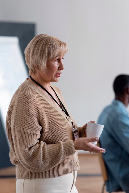 Schließen Sie herauf Frau, die Tasse hält