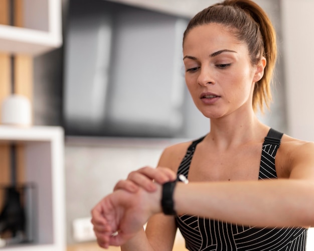 Kostenloses Foto schließen sie herauf frau, die uhr schaut