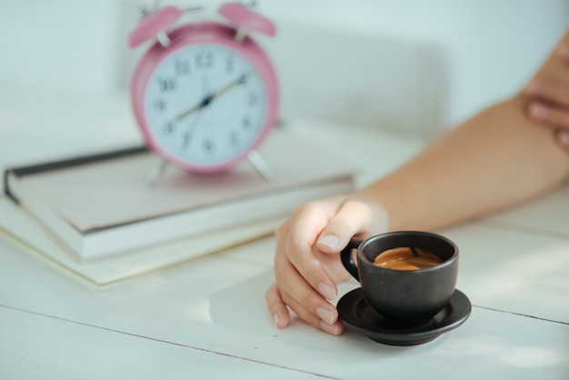 Kostenloses Foto schließen sie herauf frau mit schalenkaffee im café