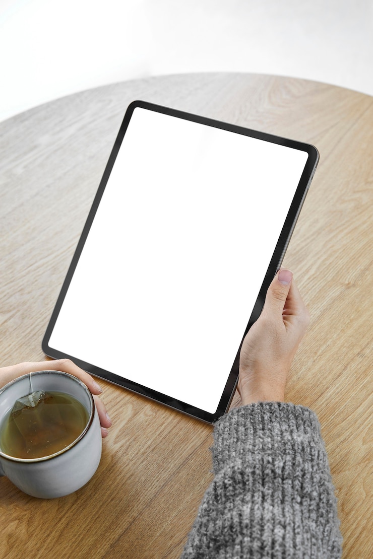 Kostenlose Foto schließen sie herauf frau mit tablette