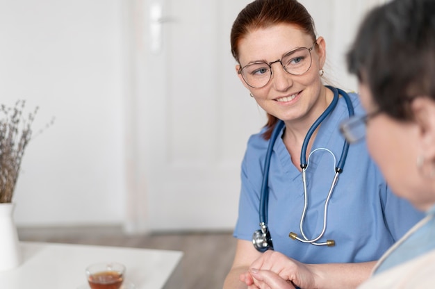 Kostenloses Foto schließen sie herauf frauen, die hände halten