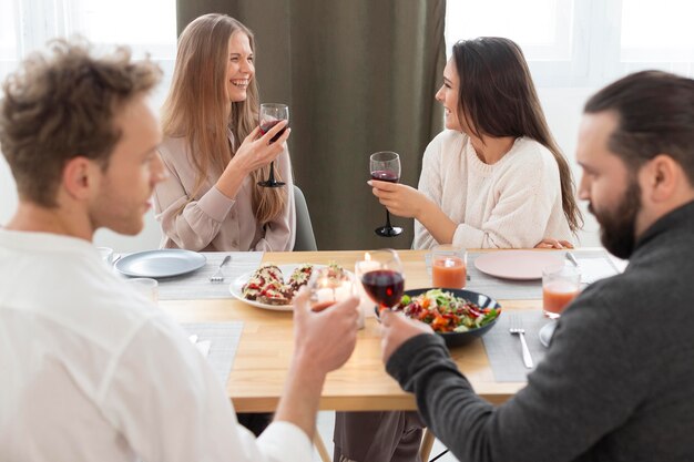 Schließen Sie herauf Freunde, die am Tisch plaudern