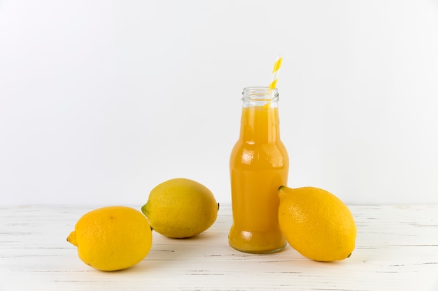 Schließen Sie herauf frischen selbst gemachten Saft auf Tabelle