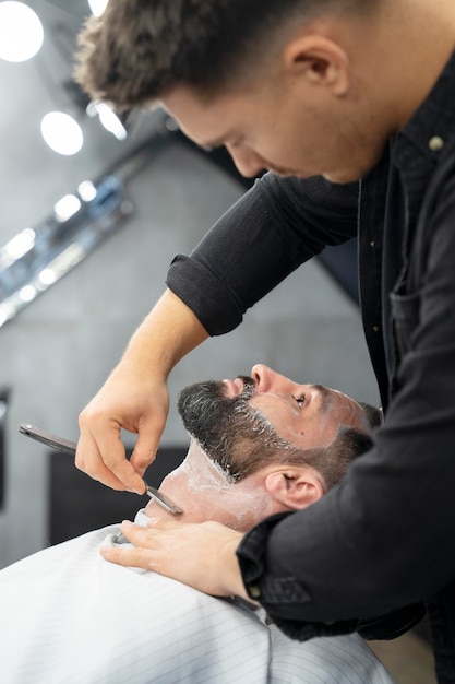 Schließen sie herauf friseur, der mann pflegt