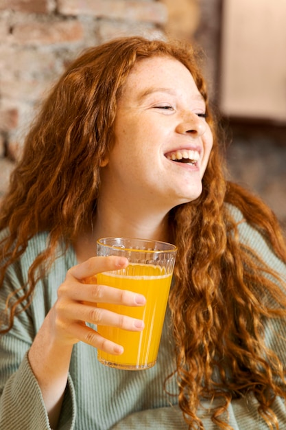 Kostenloses Foto schließen sie herauf glückliche frau, die glas hält