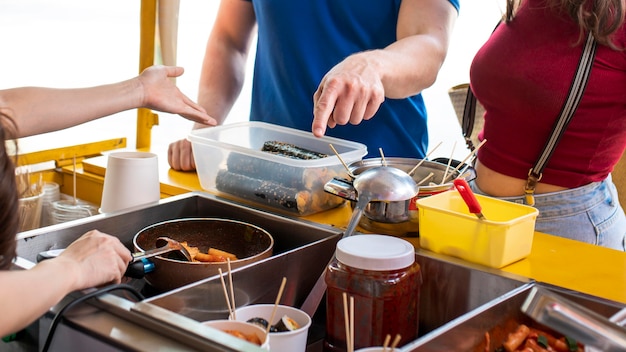 Schließen Sie herauf Hand, die auf Essen zeigt